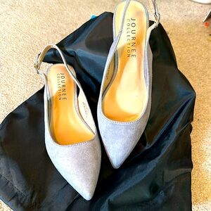 Journey Collection gray suede dress pump